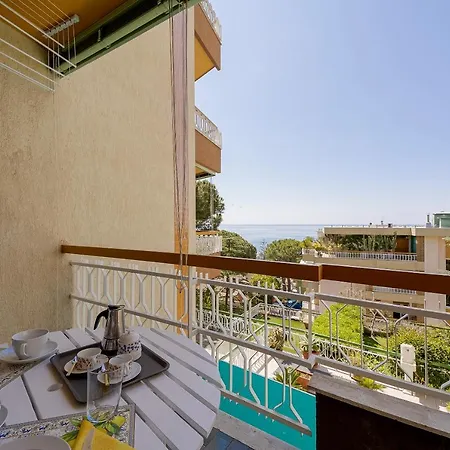 Апартаменти Turchese Seaview Санремо